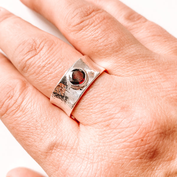 Ring Garnet circle in wide band sterling silver
