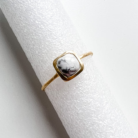 Ring howlite square gold plated