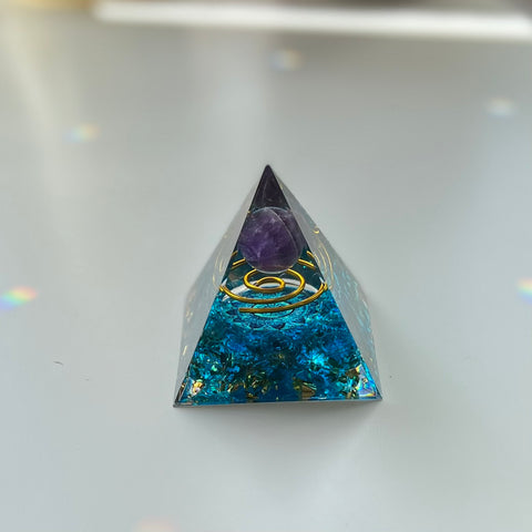 Orgone pyramid amethyst sphere/blue chips 5cm